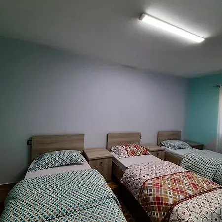 Hostel Fully Rested Τίρανα